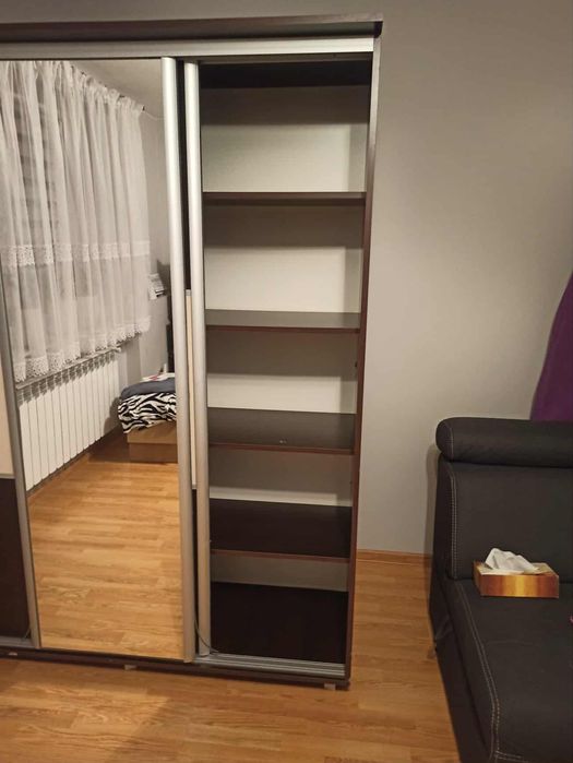 Szafa z drzwiami przesuwnymi i lustrem