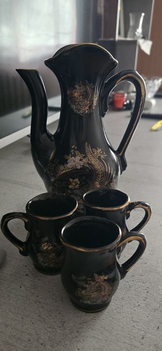 Кувшин и три чашки