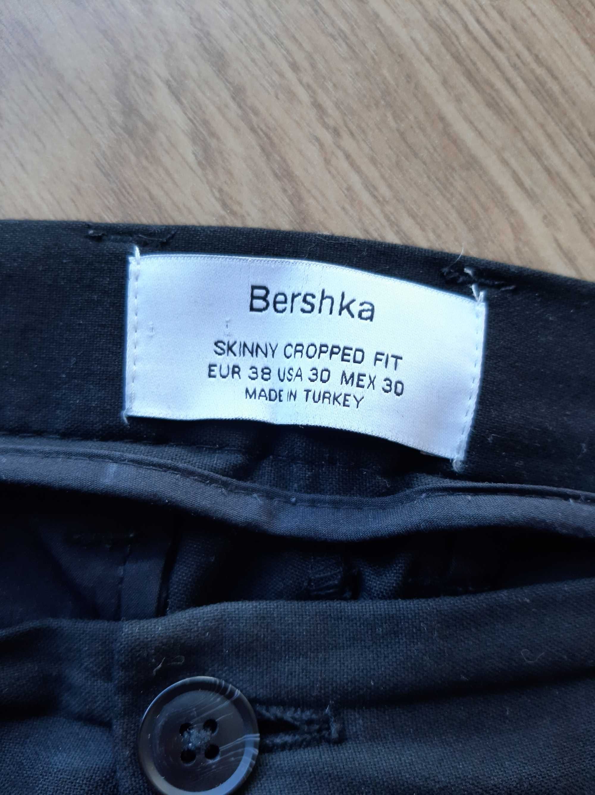 Czarne eleganckie spodnie Bershka Skinny Cropped Fit Rozmiar 38/S