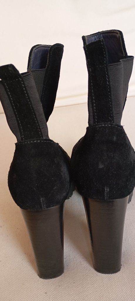 Botas de salto alto pretas em camurça da marca Castañer