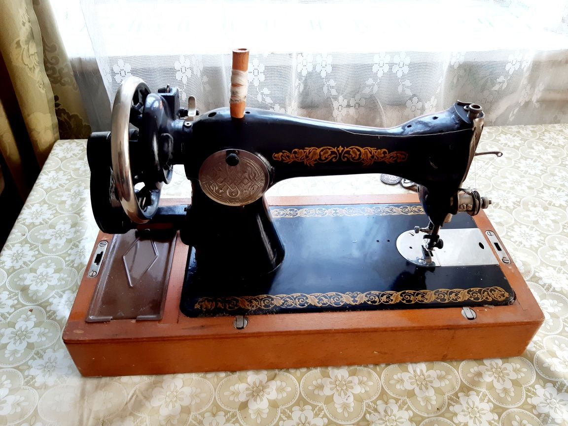 Ручная механическая швейная машина в деревянном кофре