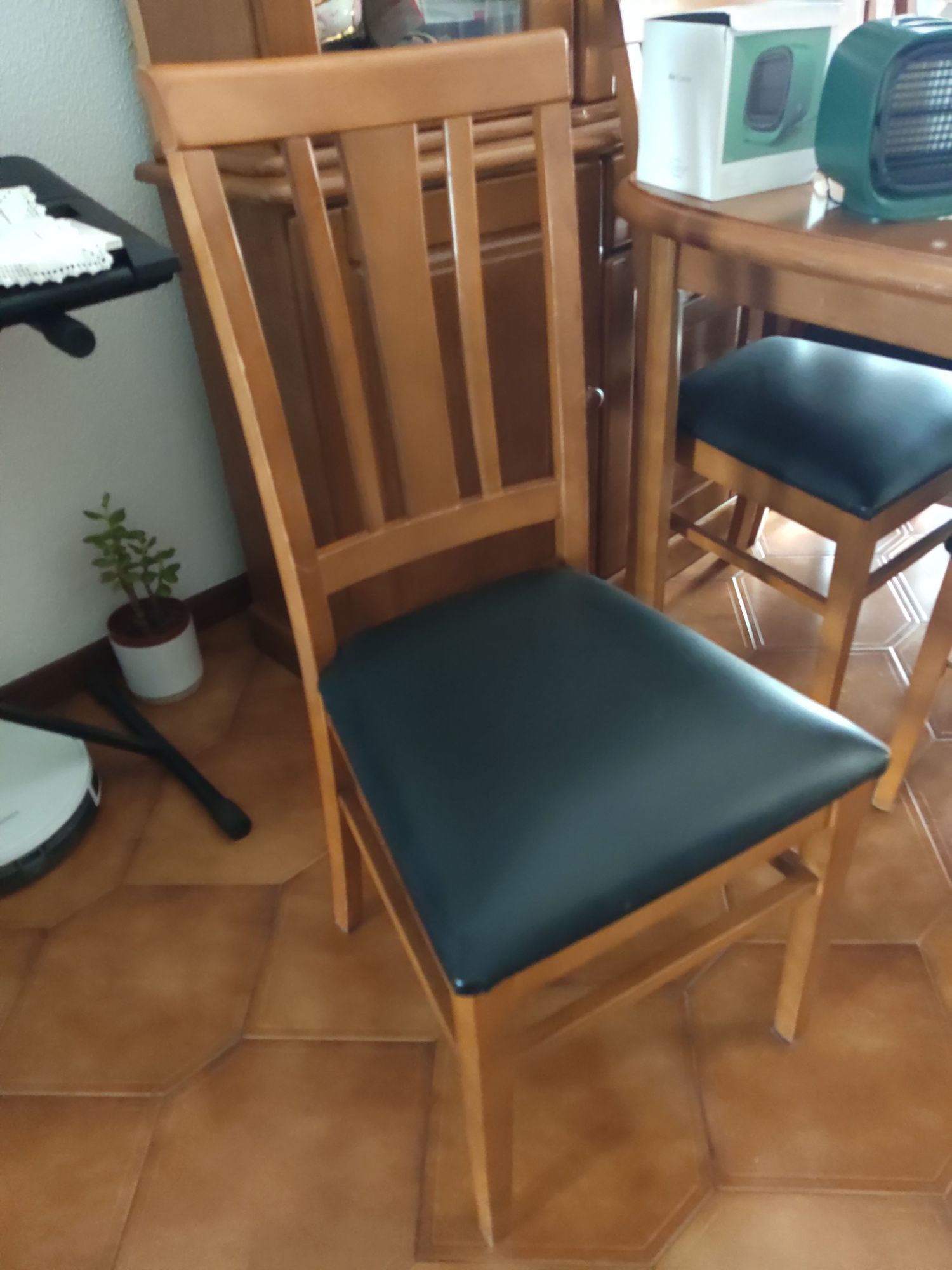 Mesa +6 cadeiras e móvel sala