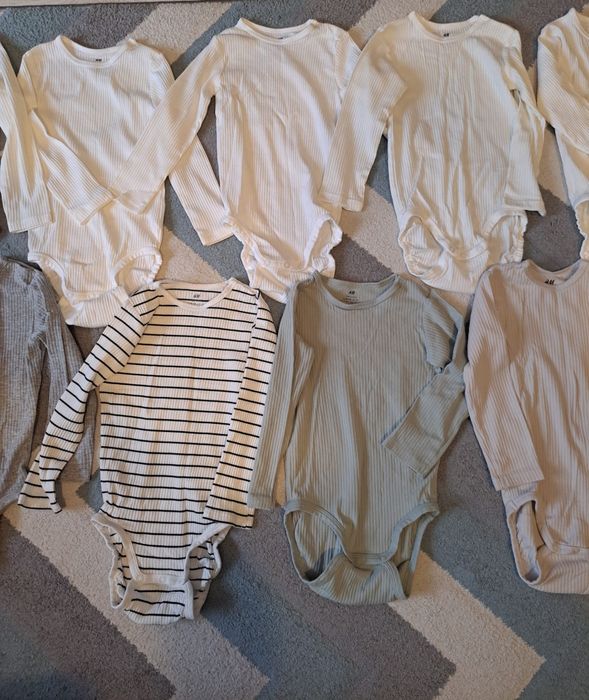 Zestaw 10 szt. prążkowanych body z H&M, rozm. 98