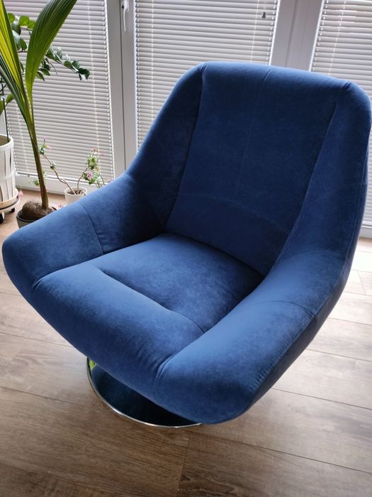 Wygodny  welurowy niebieski  fotel obrotowy z chromowaną podstawą