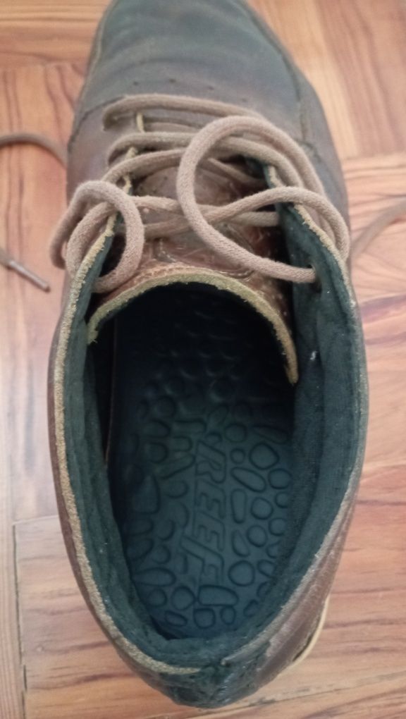 Botas castanhas da Reef