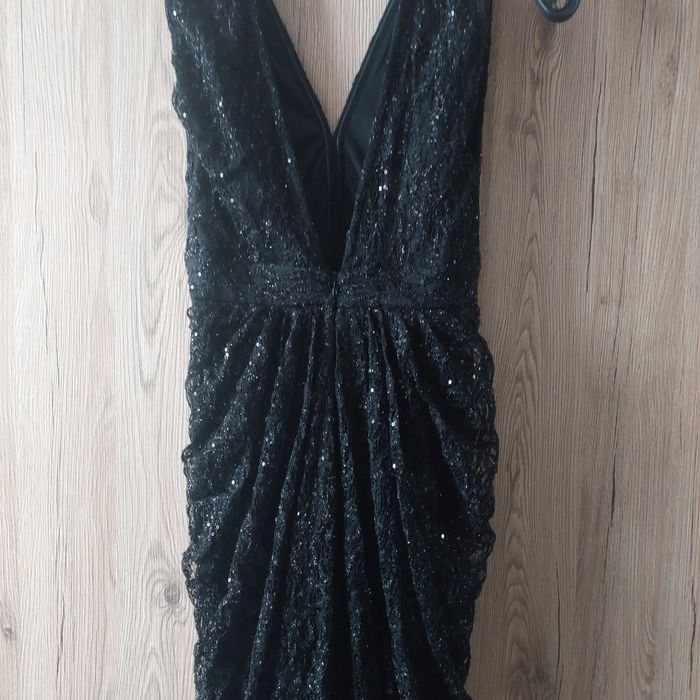 Czarna długa suknia s cekiny