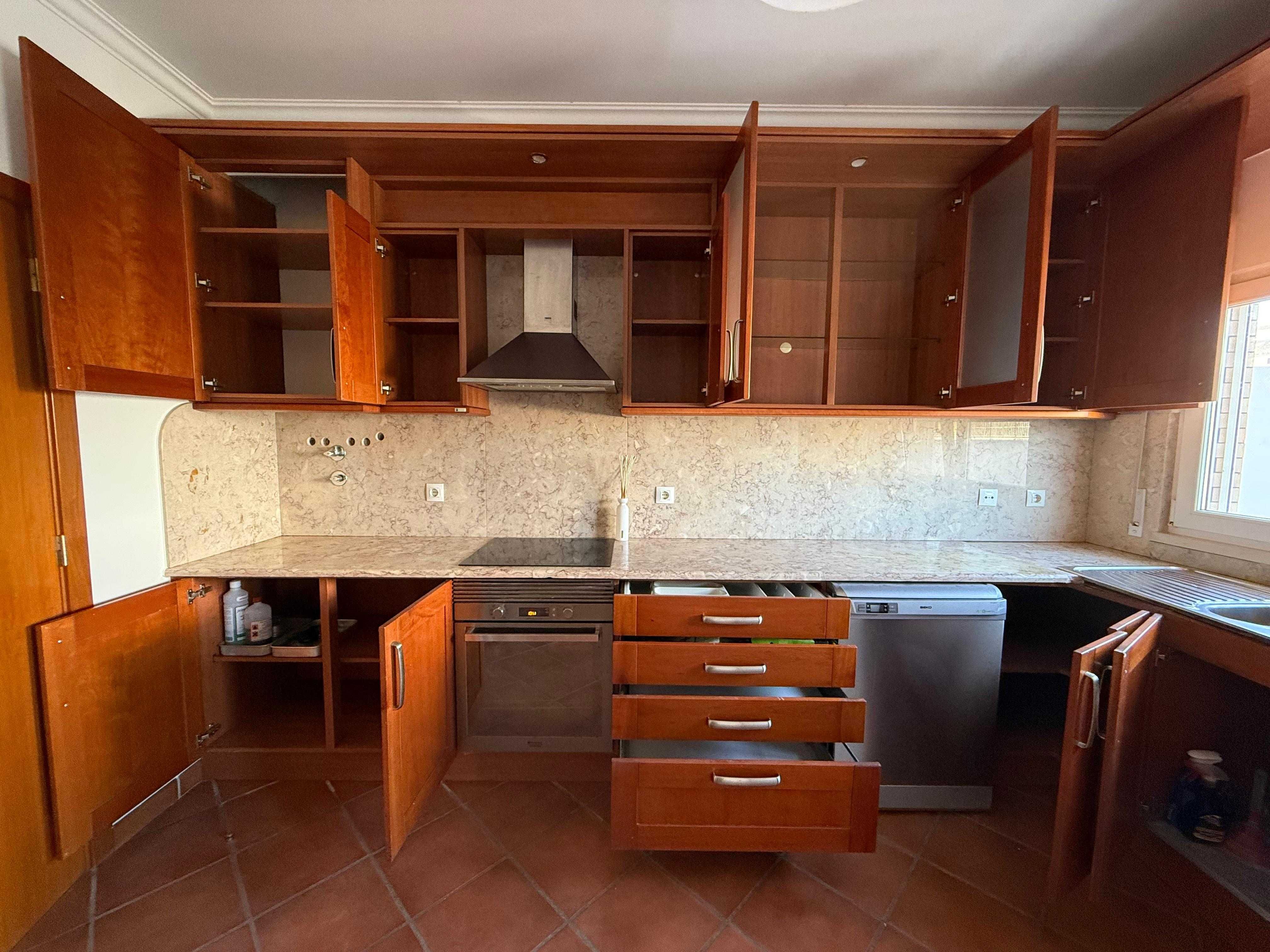 Cozinha completa com tampo e forro em Pedra Lioz