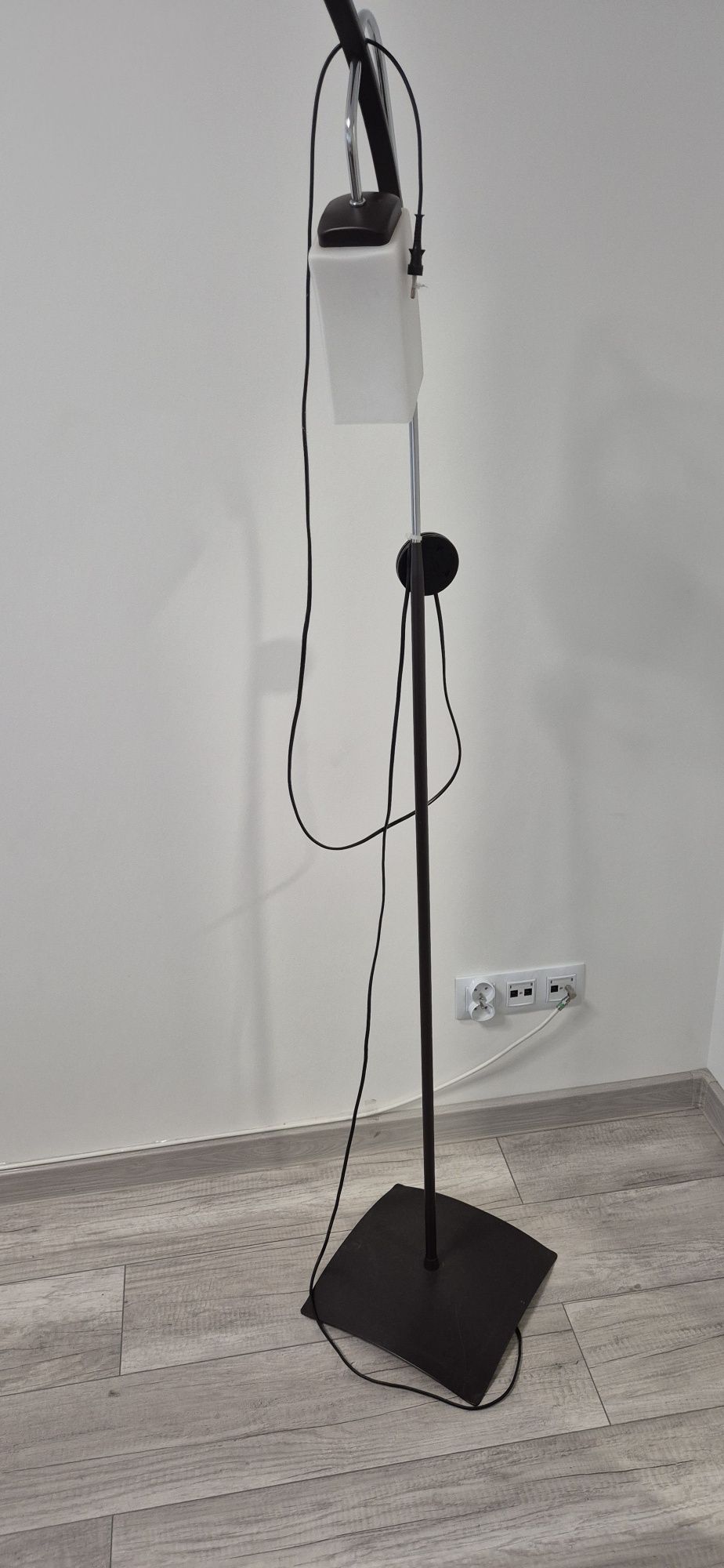 Stojąca lampa do salonu