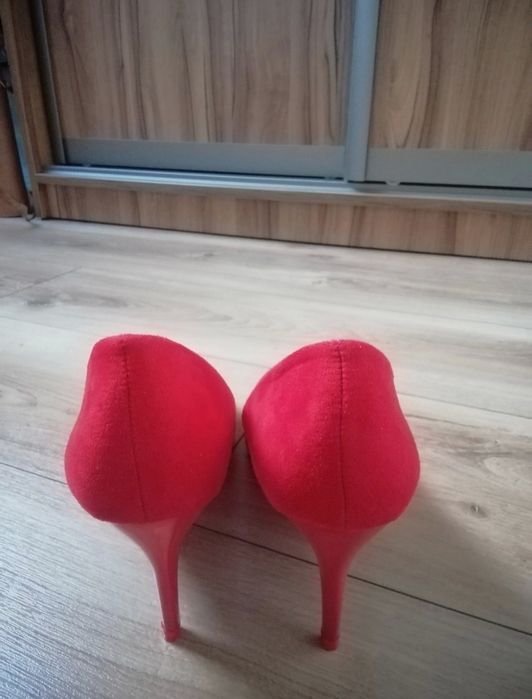 Czerwone buty na obcasie, szpilki