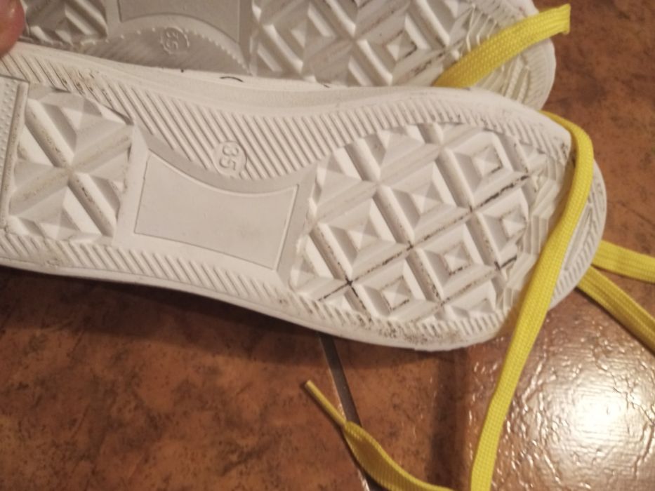 Trampki z motywem emotek