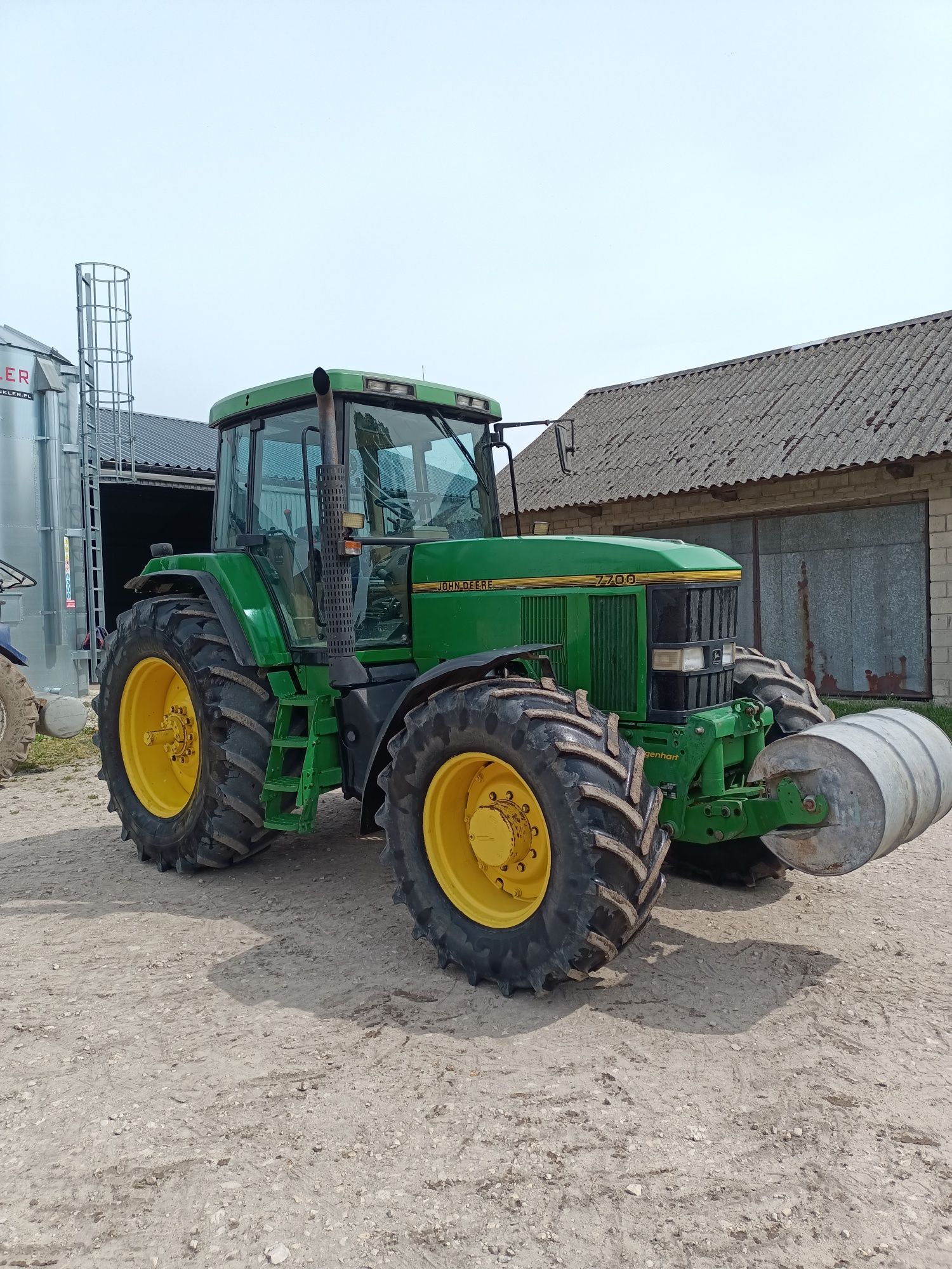 John Deere 7700.