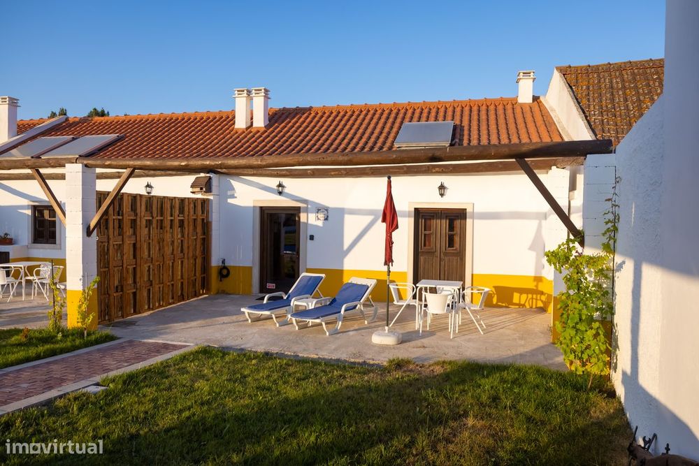 Moradia T-1 com logradouro, piscina, estacionamento.