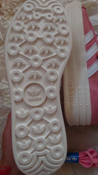 Кросівки Adidas Gazelle bold, рожеві.
Нові, оригінал з Британії.
Зручн
