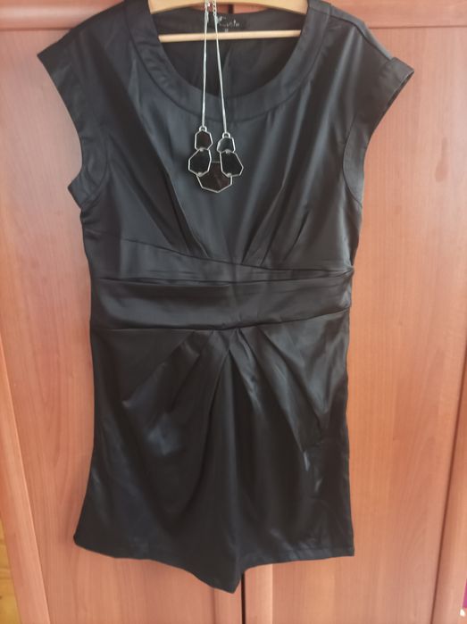 Mała czarna z satyny