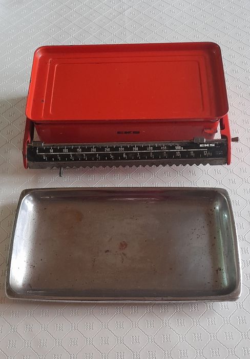 Balança de cozinha antiga vermelha