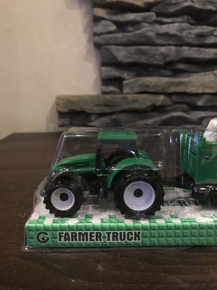 Traktor zielony z przyczepą + zwierzątko 48tknz