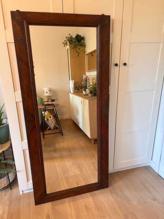 Lustro w drewnianej ramie