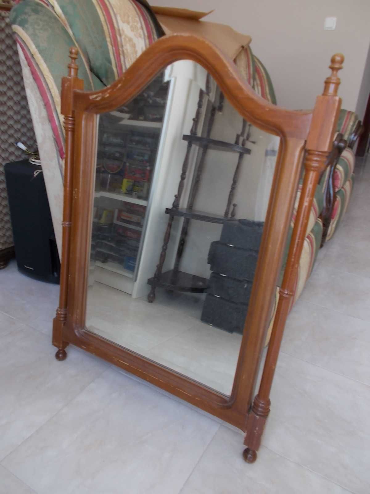 Espelho antigo com moldura em madeira maciça