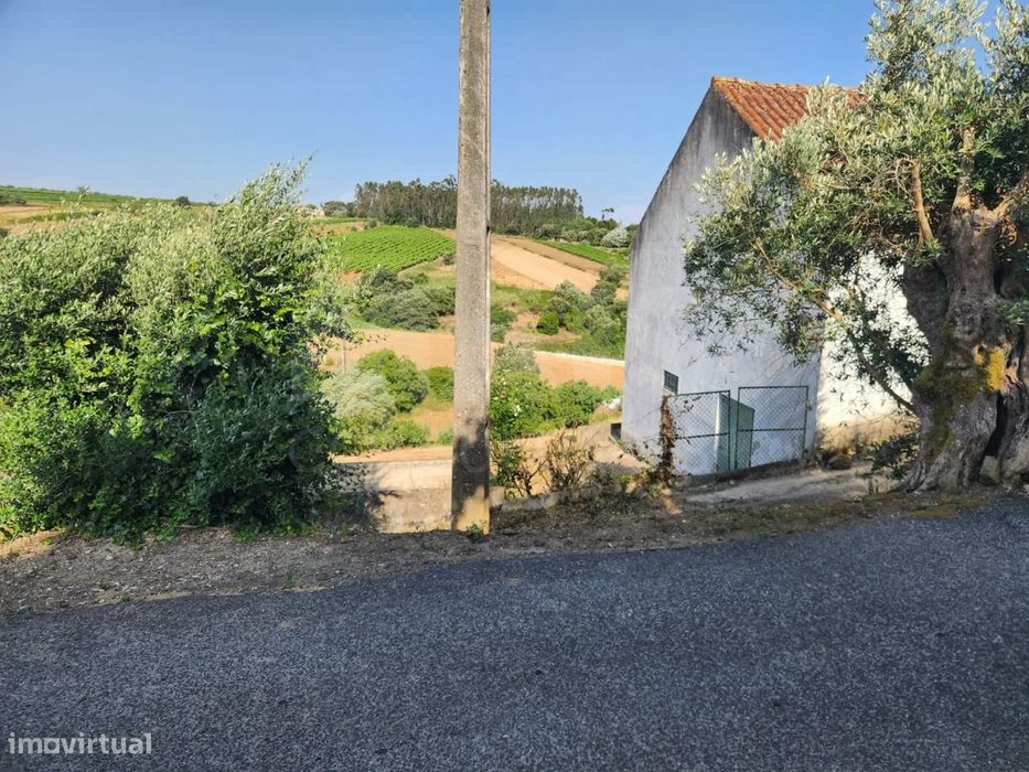 Armazém com Terreno e Vista de Campo em Vila Chã