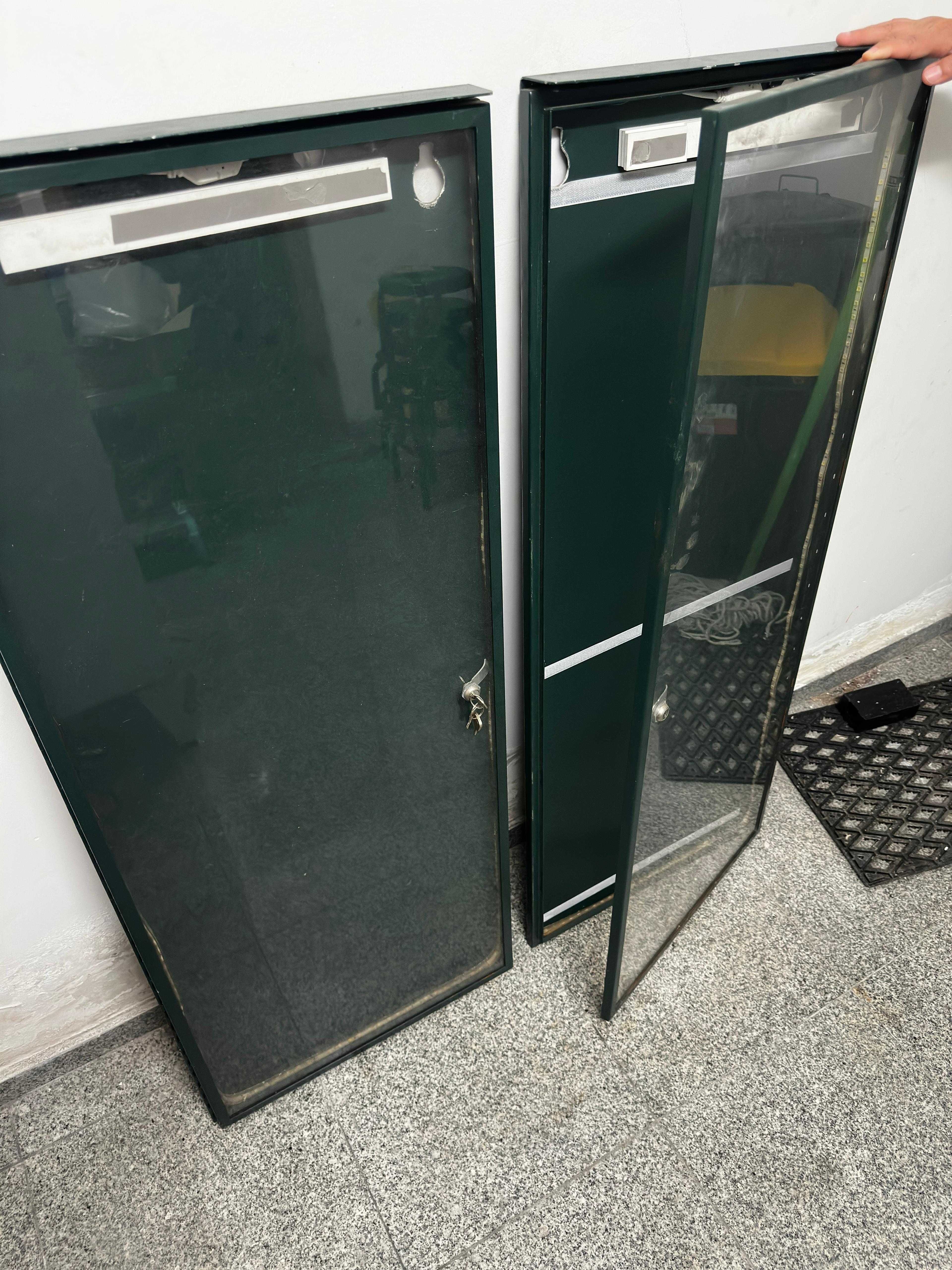 Vitrine com portas de vidro e Luz de Led