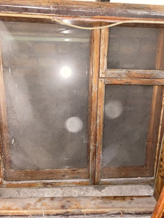 Вікна двері деревяні.