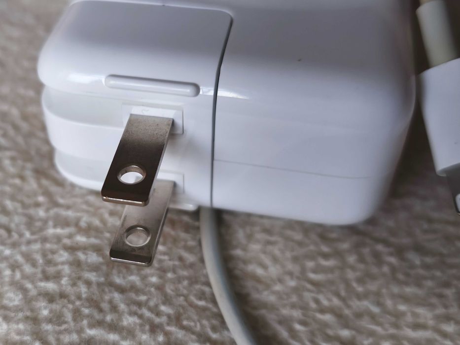 Carregador de parede USB-C da Apple com 30W de potência.