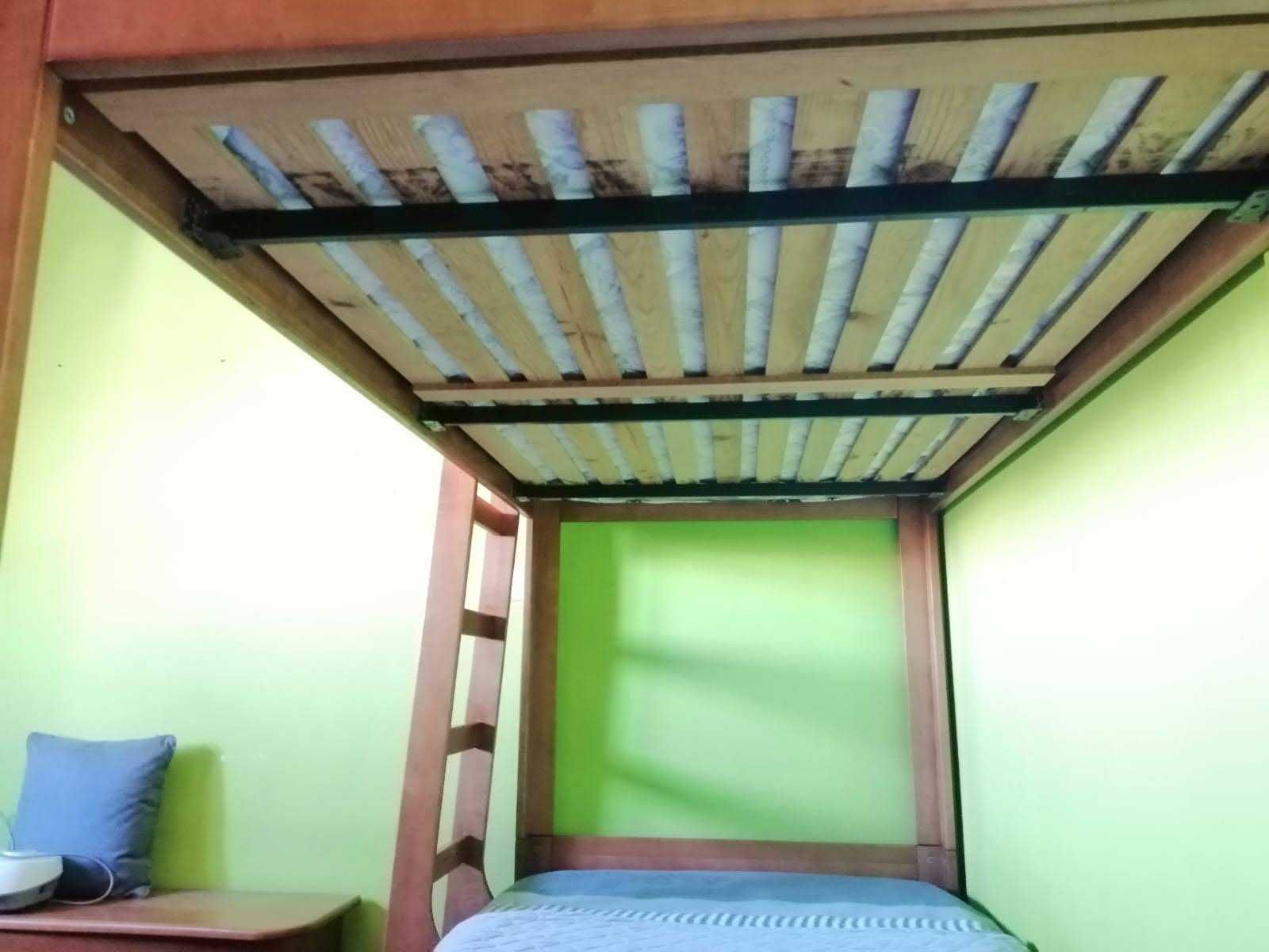 Cama Beliche em bom estado de madeira maciça Cor de Cerejeira