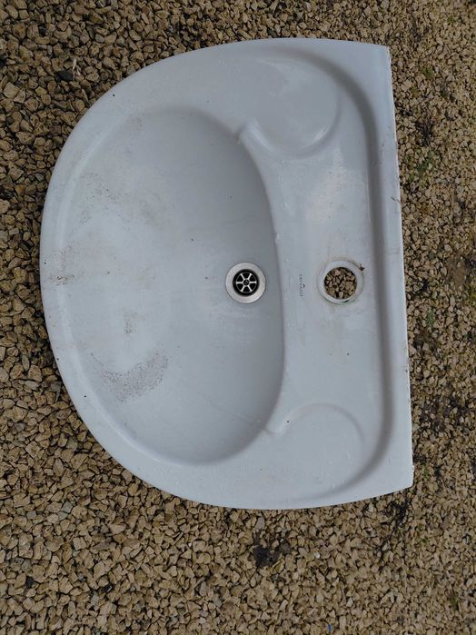 Umywalka łazienkowa z osłoną syfonu