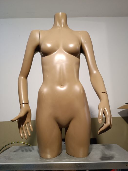 Manequim feminino de loja