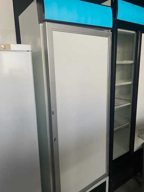 Холодильні вітрини, морозильний ларь та інше