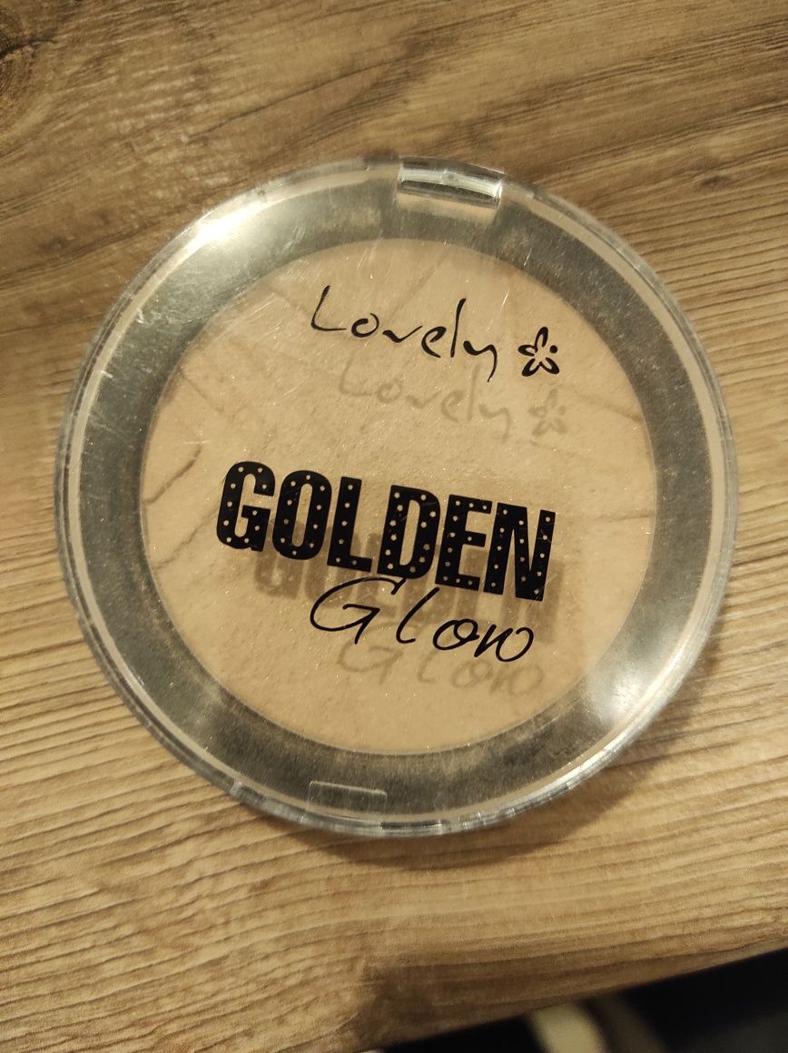 Puder rozświetlający z drobinkami lovely golden