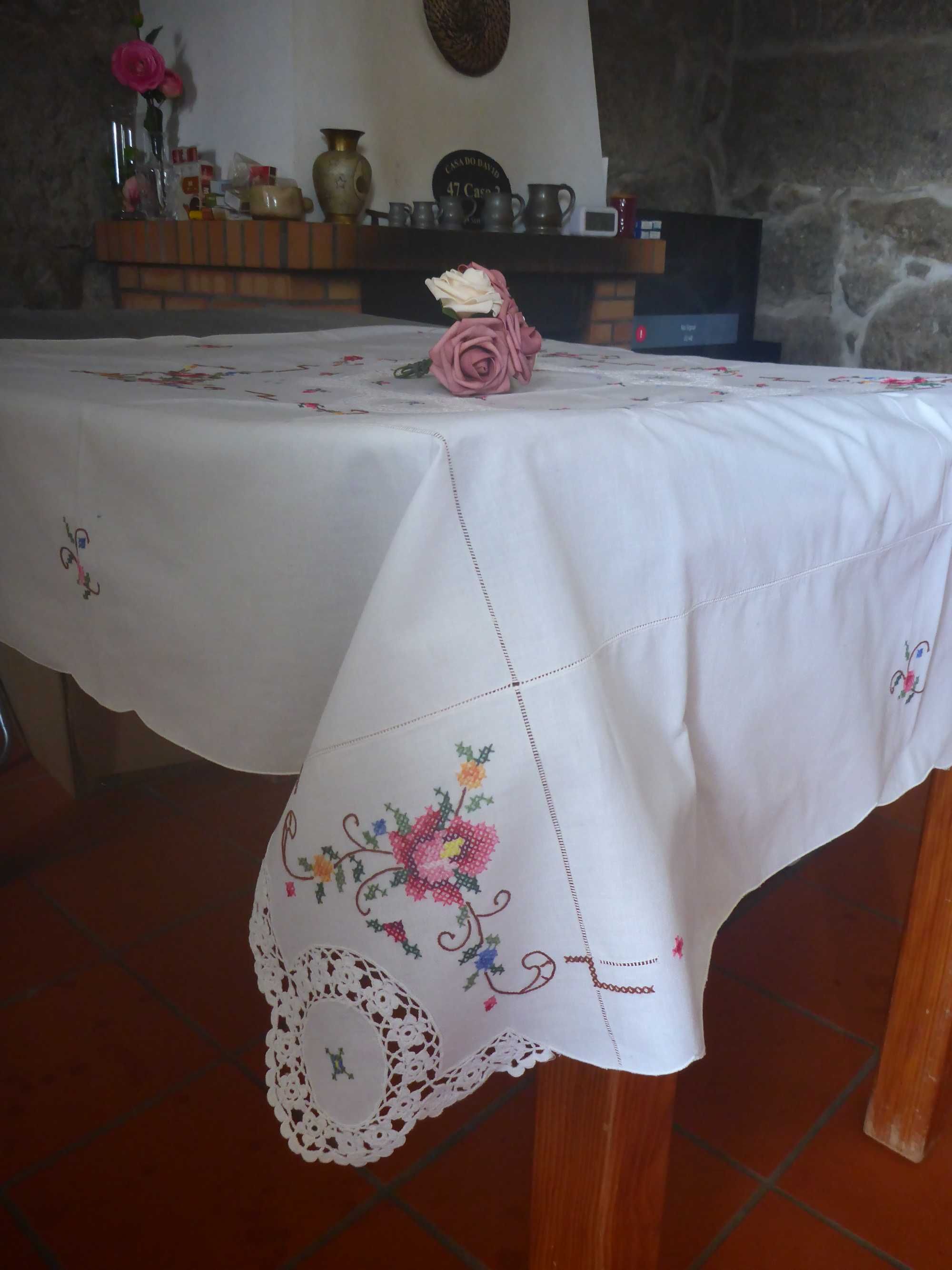 Toalha de linho abundantemente bordada a ponto cruz e renda 125x125cm