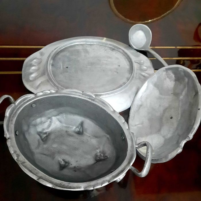 Antiga terrina de alumínio com bandeja.