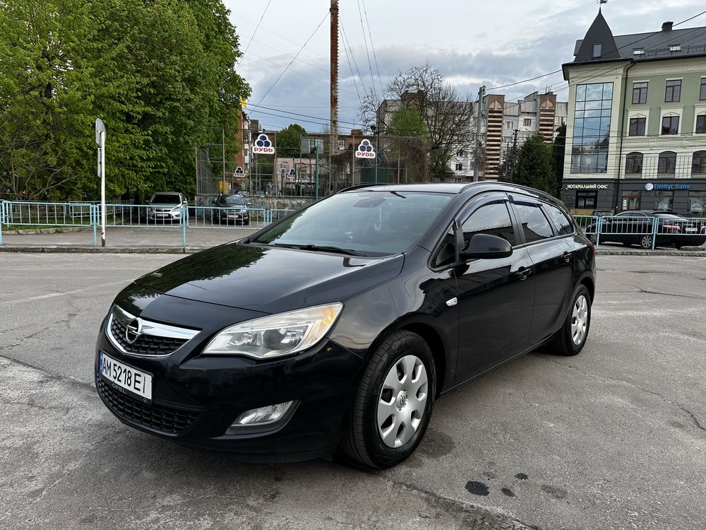 Opel Astra J 2011