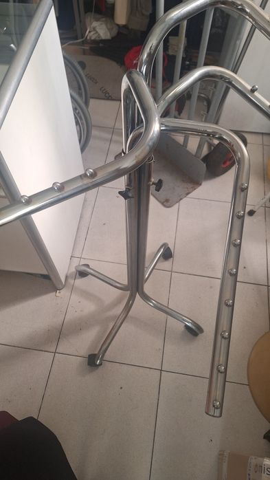 Cavalete metalico expositor de roupa
