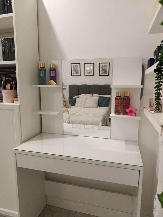 Toaletka z lustrem i półkami