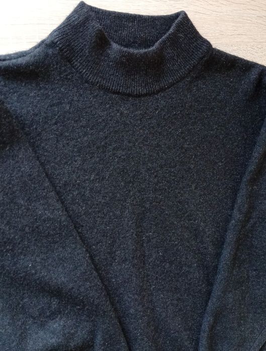 Czarny wełniany sweter z golfem z angory, rozmiar S