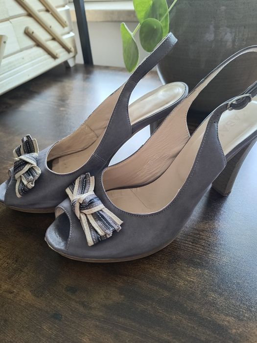 Szaroniebieskie sandałki na obcasie z uroczą kokardką