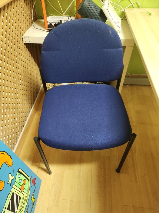 Cadeira estofada azul – estrutura preta