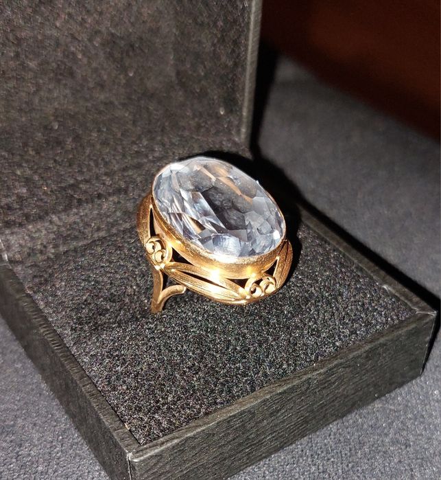 Złoty pierścionek z akwamarynem