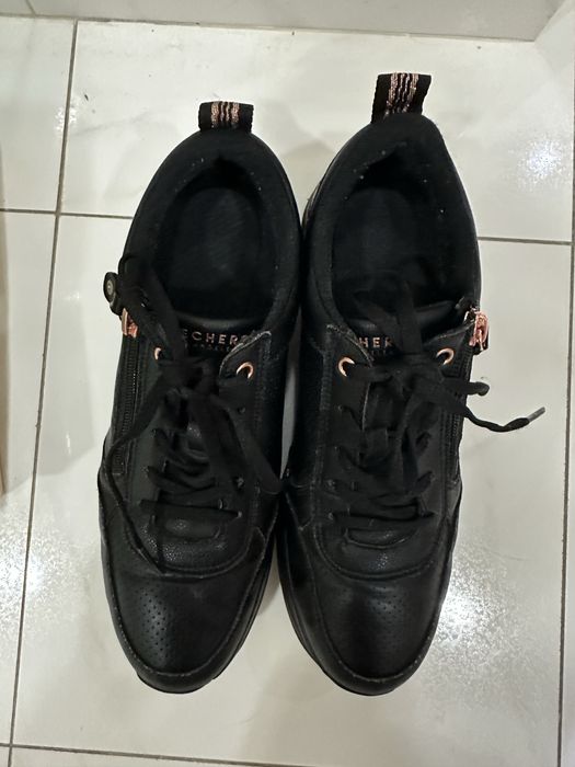 чорні жіночі кросівки skechers