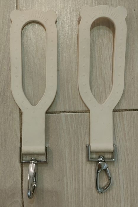 Białe zaczepy mocujące do wózka La Millou