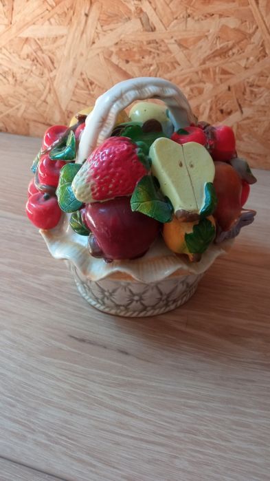Figurka koszyk z owocami jak z porcelany