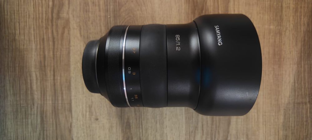 Samyang 85mm f1.2  canoon mount EF. Praticamente nova.