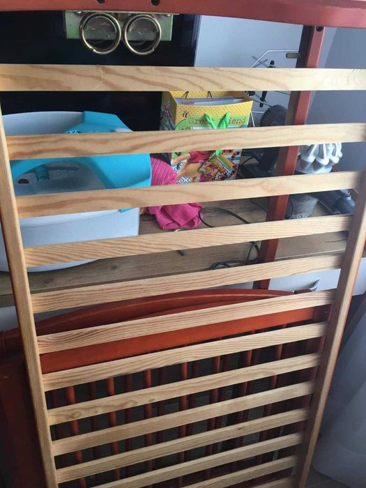 Łóżeczko dziecięce w kolorze drewnianym z funkcją kołyski. Rybnik.