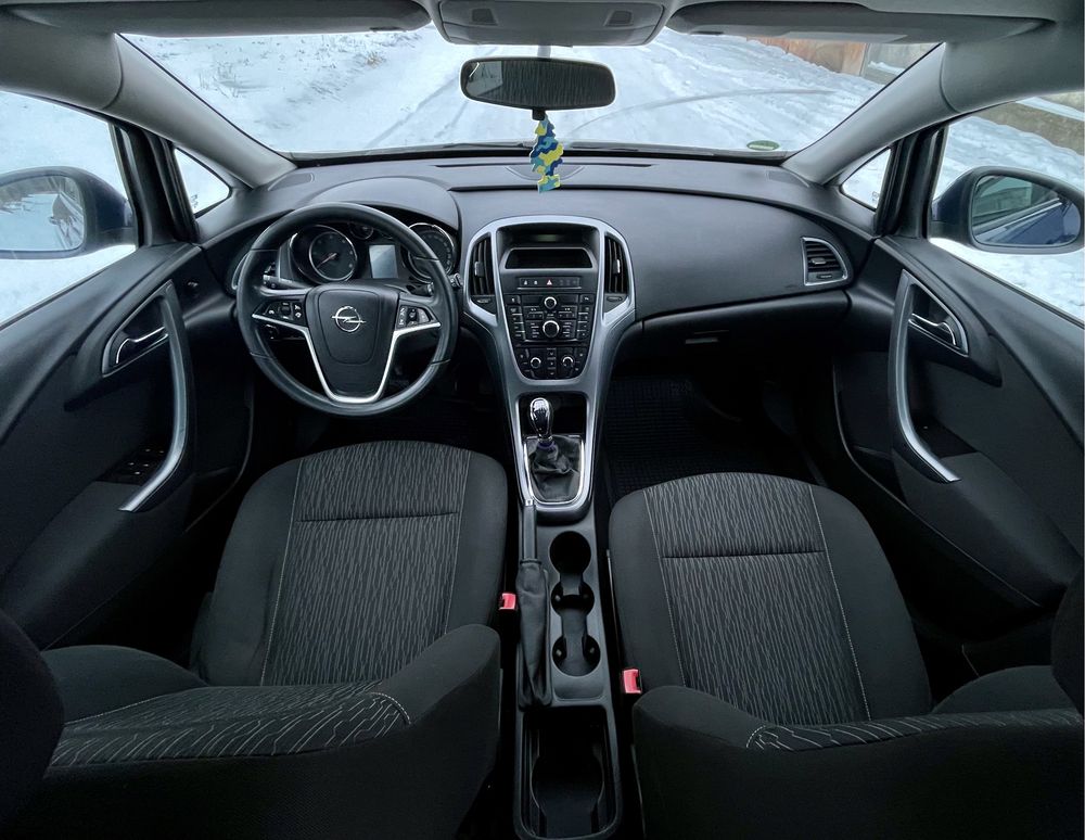 Opel Astra 2013 рік