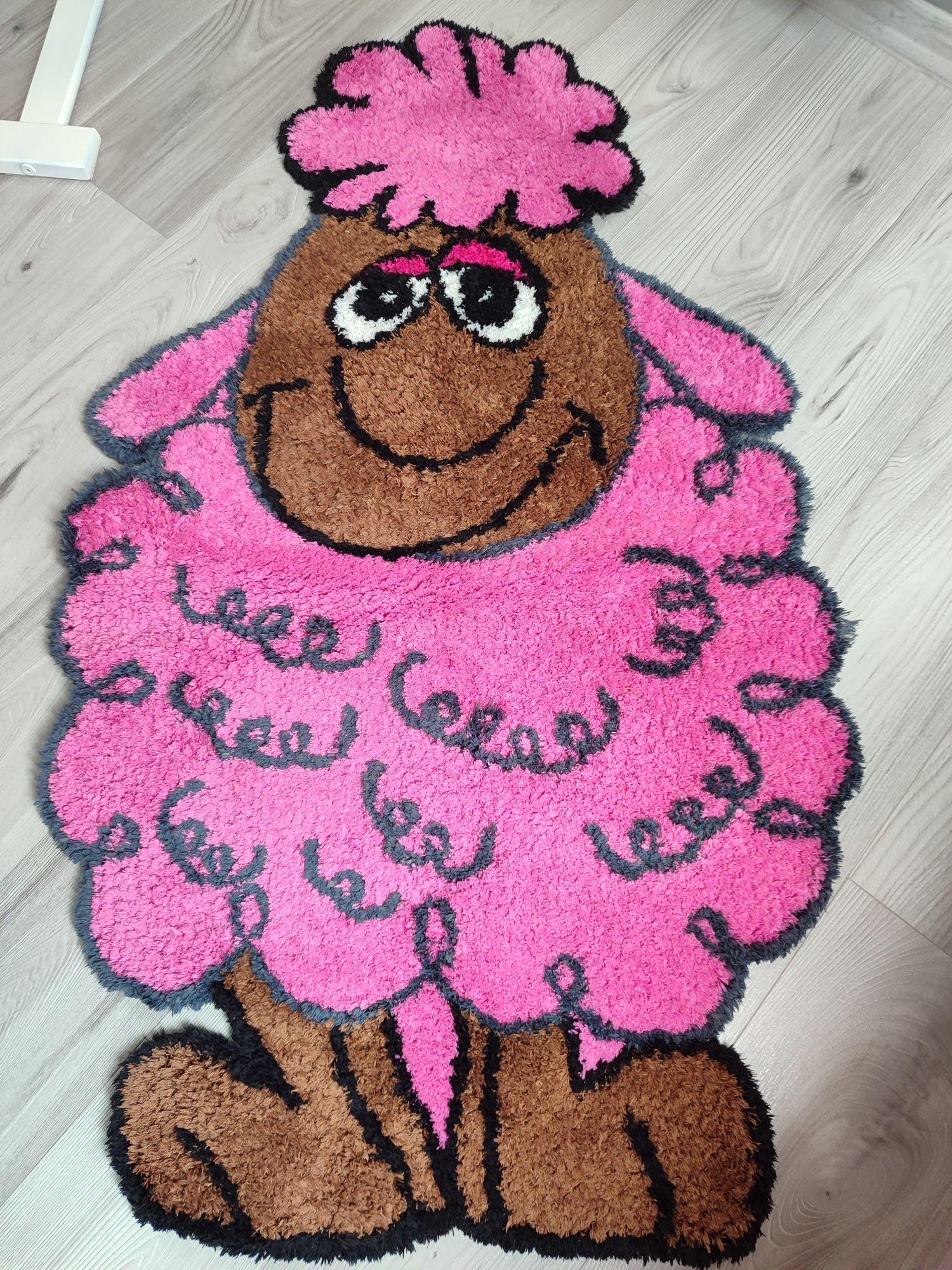 Ładny dywanik dla dziewczynki
