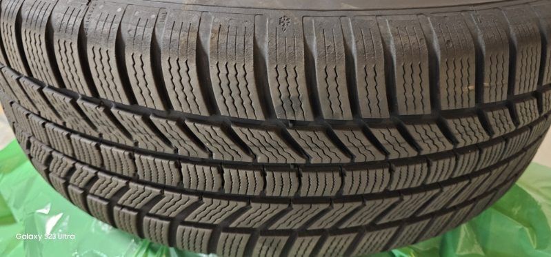 Volvo felgi z zimowymi oponami