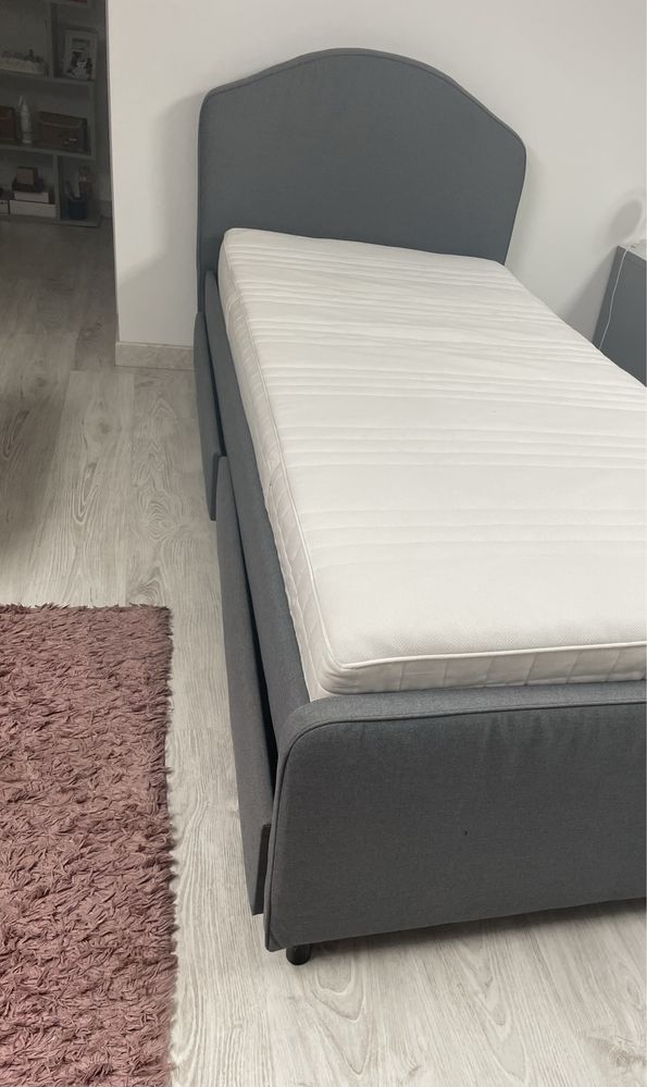 Cama cizenta com arrumação, colchão e protetor colchão ótimo estado