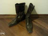 Botas em pele castanhas